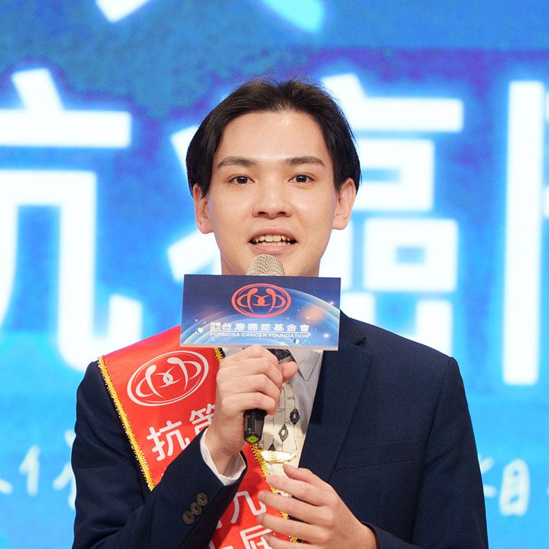 從黑暗中綻放光芒，化作生命的溫暖明燈